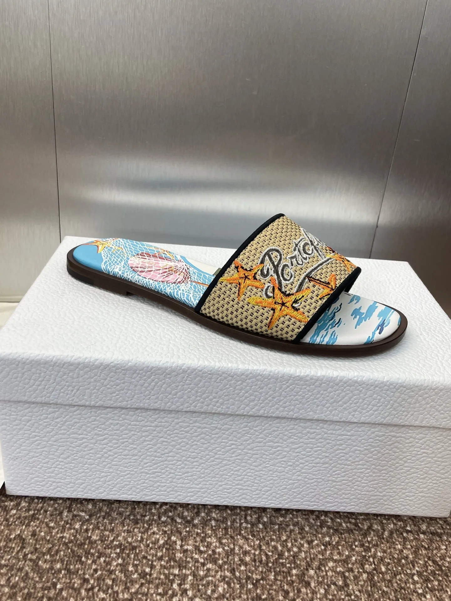 👟👟Ex-factory price 500👟👟 Dior 2025 spring and summer new style DWAY flat flip flops jelly color women's shoes CD letter logo three-dimensional embroidery round toe open toe color block sandals Material: upper imported raffia electric embroidery high temperature water-soluble cotton technical fabric + water-dyed sheepskin lining + Italian thickened leather outsole size: 34-42 (34.40.41.42. Customized, non-refundable and non-exchangeable)